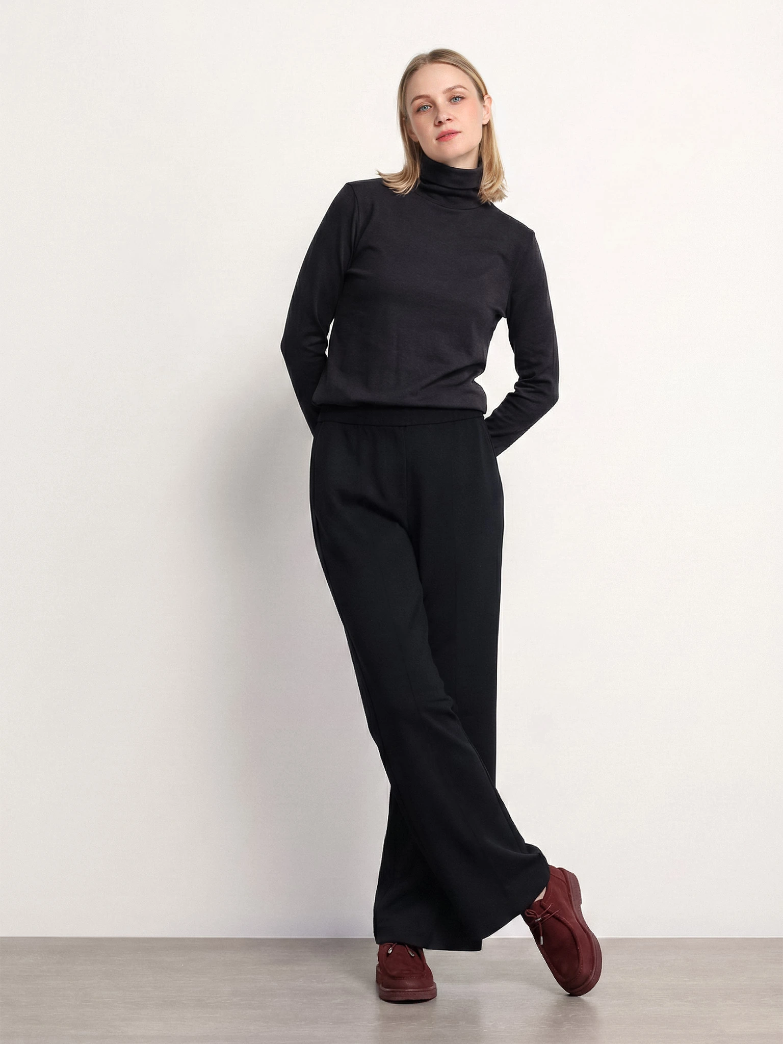 Брюки трикотажные темно-синего цвета из смесового хлопка